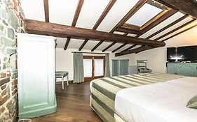 Roomy Apartment By Villa Il Mosaico